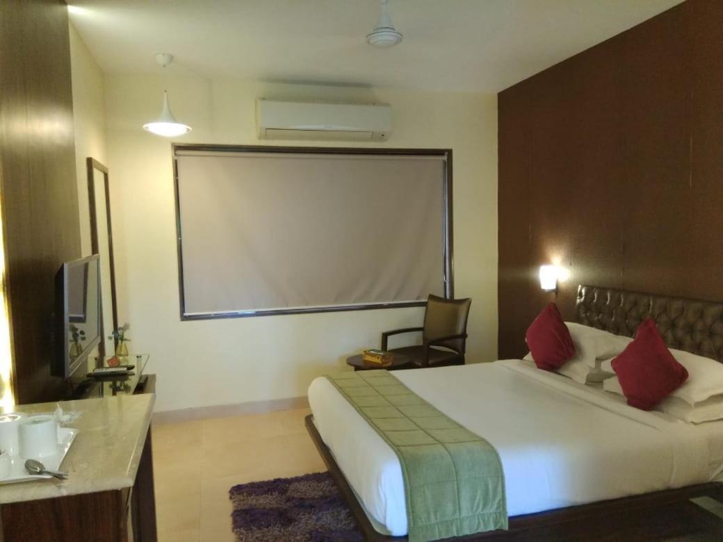 Meritas Seawind Beach Resort, Srīvardhan Exteriér fotografie